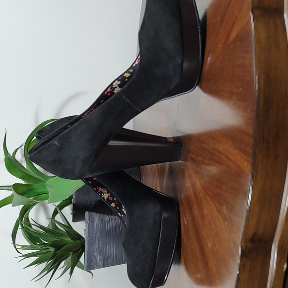 Heels: Black Velour 4.5" Pumps - Picture 6 of 7